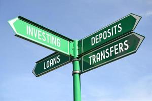 investire, prestiti, depositi, trasferimenti - cartello stradale con quattro frecce foto