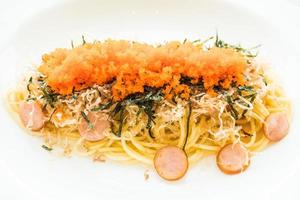 spaghetti con salsiccia, uovo di gamberetti, alghe, calamari secchi sopra foto