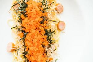 spaghetti con salsiccia, uovo di gamberetti, alghe, calamari secchi sopra foto
