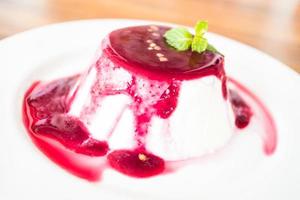 panna cotta ai frutti di bosco e frutta foto