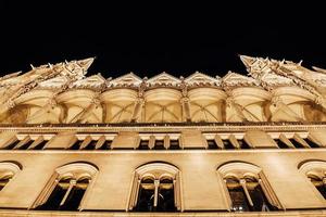 il parlamento ungherese di budapest sul danubio nelle luci notturne dei lampioni foto