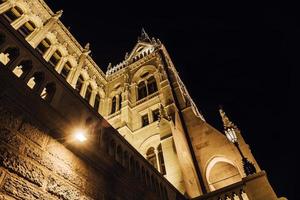 il parlamento ungherese di budapest sul danubio nelle luci notturne dei lampioni foto