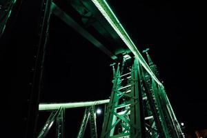 vecchio ponte di ferro sul fiume Danubio a Budapest foto