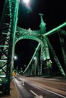 vecchio ponte di ferro sul fiume Danubio a Budapest foto