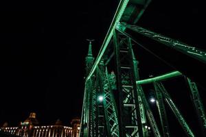 vecchio ponte di ferro sul fiume Danubio a Budapest foto