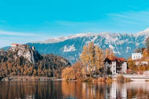 lago sanguinato nelle montagne alpine foto