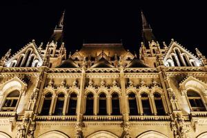 il parlamento ungherese a budapest sul danubio foto