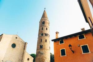 Campanile duomo santo stefano a caorle italia foto