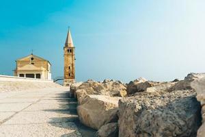 chiesa di nostra signora dell'angelo sulla spiaggia di caorle italia foto