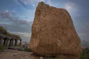 enorme masso su malyavanta collina con shiva tempio nel il sfondo nel Hampi foto