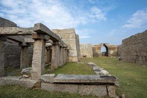 bhima cancello nel Hampi è uno di il massiccio gateway di il fortificato città. foto