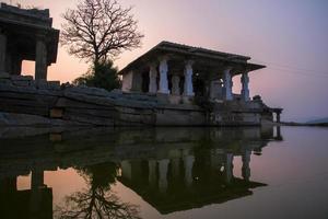 rovine di vecchio templi inoltre un' stagno su hemakuta collina nel Hampi foto