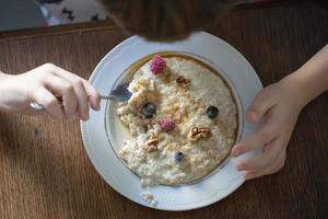 piatto con fiocchi d'avena con frutti di bosco superiore Visualizza. foto