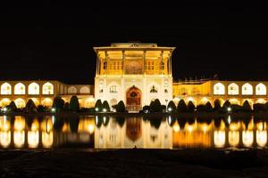 esfahan, iran, 2022 - Ingresso in il Venerdì moschea a notte, Giacomo moschea di Isfahan con giardino primo piano foto