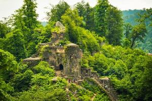 turista visitare Esplorare giro turistico rudchan castello nel nord est mi sono imbattuto - popolare famoso turismo destinazione nel Persia foto