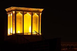 vento Catcher di un Casa nel yazd città, iran. a notte illuminato foto
