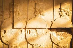 pietre scolpite con soldati persiani nel famoso sito archeologico di persepolis foto