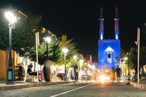 yazd, mi sono imbattuto ,2022 - blu hazireh moschea durante notte nel yazd, iran. blu ora strada scena con pedoni e traffico foto