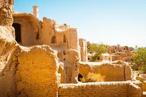 rovine di il abbandonato fango mattone città kharanaq vicino il antico città yazd nel iran. foto