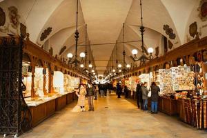 Cracovia, Polonia, 2023 - turista acquistare Souvenirs nel famoso stoffa sala mercato turista attrazione foto