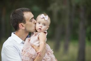 contento papà giochi con il suo poco figlia per un' camminare. paternità. foto