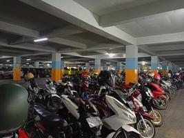 motociclo parcheggio la zona collocato nel il seminterrato di il grande moschea di bandung bandung - ovest jawa marzo 19 2023 foto
