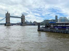 una veduta del Tower Bridge di Londra foto