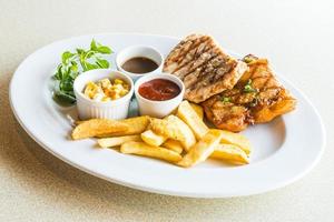 braciola di maiale e bistecca di pollo foto