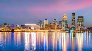 vista della skyline del centro di louisville foto