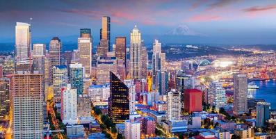 skyline di Seattle al crepuscolo foto