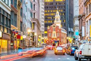 Old State House e i grattacieli del quartiere finanziario al crepuscolo di Boston foto