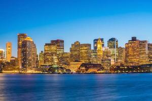 vista panoramica della skyline di boston con grattacieli al crepuscolo negli Stati Uniti foto