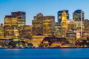 vista panoramica della skyline di boston con grattacieli al crepuscolo negli Stati Uniti