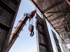 montacarichi di gru a il finestra di industriale pianta foto