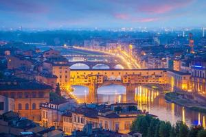 ponte vecchio e florence city skyline del centro paesaggio urbano d'italia foto