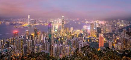 skyline della città di hong kong con vista sul porto di victoria foto