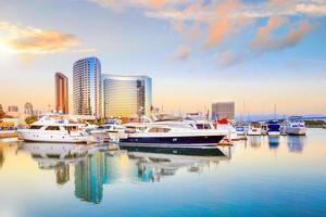 vista della città con la baia del porticciolo a San Diego, California foto