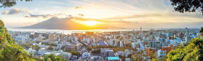 paesaggio urbano dell'orizzonte del centro della città di kagoshima con il vulcano sakurajima a kyushu, in giappone foto