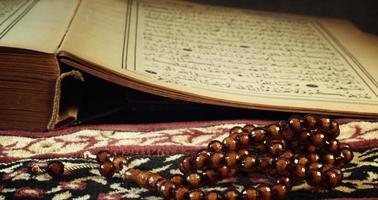 Corano il santo libro di musulmano religione e pregare conteggio perlina foto