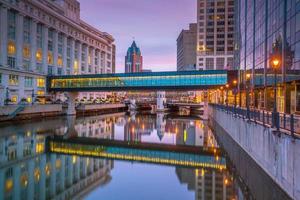 skyline del centro con edifici a milwaukee negli stati uniti foto