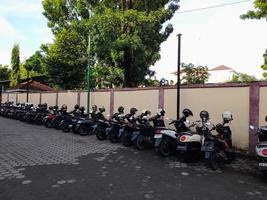 mataram città, Lombok isola, marzo 18, 2023. righe di le moto parcheggiata nel parcheggio lotto nel il città di mataram, Lombok isola, Indonesia foto
