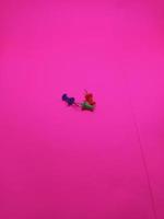 carta perno con isolato e rosa sfondo foto
