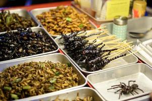 esotico cibo nel khao san strada a notte nel bangkok città, Tailandia, vacanze e in viaggio concetto foto