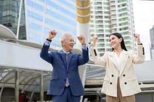 ritratto di asiatico anziano maturo mezzo anziano uomo d'affari e giovane donna d'affari nel moderno città foto