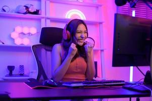 giovane asiatico bella donna professionista gamer avere vivere streaming , cantando e chat con sua fan a casa foto