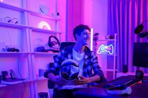 giovane caucasico uomo professionista gamer avere vivere streaming giocando video gioco, utilizzando virtuale la realtà bicchieri a casa foto