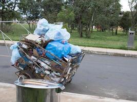 brasiliana, brasile, df marzo 17 2023 spazzatura e riciclabile caricato su nel un' carrello quello senza casa persone nel brasile, uso per raccogliere riciclabile elementi per rivendita foto