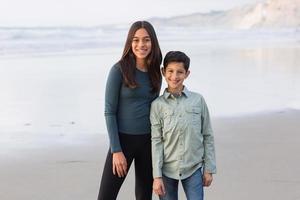 fratelli su il spiaggia foto