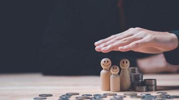 maschio mano icona rappresenta il protezione e protezione di famiglia sicurezza, assicurazione gestione pianificazione, salute cura e finanza ,proprietà e famiglia rischio riduzione, vita e proprietà protezione pianificazione foto