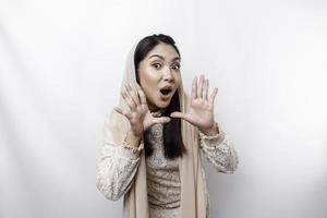 giovane bellissimo asiatico musulmano donna indossare un' foulard urlando e urlando forte con un' mano su sua bocca. comunicazione concetto. foto